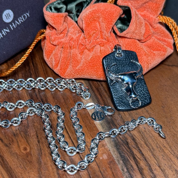 JOHN HARDY LARGE PENDANT BULLS.S .925/LEATHER NECKLACE22in